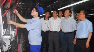 2007年6月，時(shí)任嘉興市委書記黃坤明視察巨石總部。黃坤明稱贊巨石是嘉興市的企業(yè)金名片，不愧為嘉興驕傲。