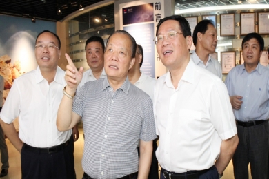 2014年7月，時(shí)任浙江省委副書(shū)記、省長(zhǎng)李強(qiáng)到中國(guó)巨石視察。李強(qiáng)稱(chēng)贊巨石是真正國(guó)際化的企業(yè)，鼓勵(lì)巨石加大科技創(chuàng)新，做好強(qiáng)鏈、補(bǔ)鏈、延鏈，積極拓展市場(chǎng)，做大做強(qiáng)。