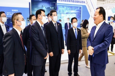 2021年9月，時(shí)任浙江省委書(shū)記、省人大常委會(huì)主任袁家軍，時(shí)任浙江省委副書(shū)記、省長(zhǎng)鄭柵潔蒞臨世界互聯(lián)網(wǎng)大會(huì)烏鎮(zhèn)峰會(huì)中國(guó)巨石新材料產(chǎn)業(yè)鏈未來(lái)工廠(chǎng)數(shù)字化運(yùn)用場(chǎng)景，點(diǎn)贊中國(guó)巨石未來(lái)工廠(chǎng)建設(shè)成果。