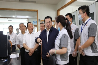 2019年6月，時(shí)任國(guó)務(wù)院國(guó)有資產(chǎn)監(jiān)督管理委員會(huì)黨委書(shū)記郝鵬視察巨石。稱(chēng)贊巨石在玻纖行業(yè)里做到了專(zhuān)而大、專(zhuān)而精、專(zhuān)而優(yōu)，是一個(gè)成功的典型。希望中國(guó)巨石的混合所有制典型經(jīng)驗(yàn)，能夠在國(guó)家新一輪混改實(shí)踐中推而廣之，讓更多優(yōu)秀企業(yè)學(xué)習(xí)。